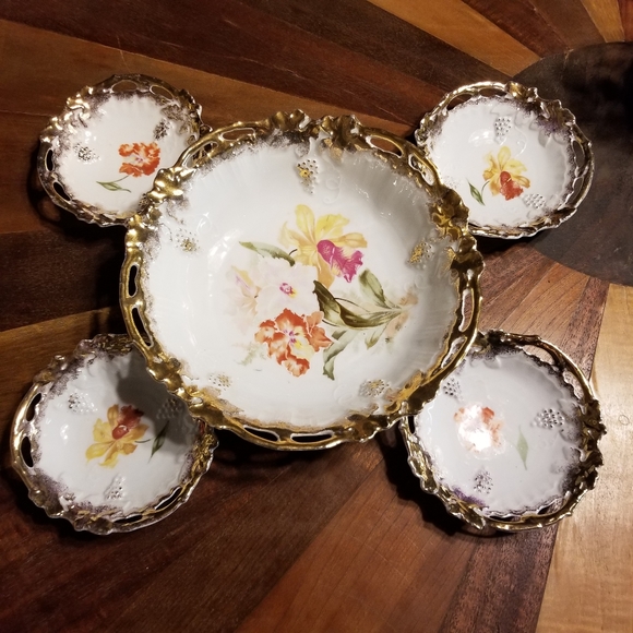 Rare Antique RS Prussia molded grapes hand painted large bowl and 4 smaller ones - Picture 5 of 16